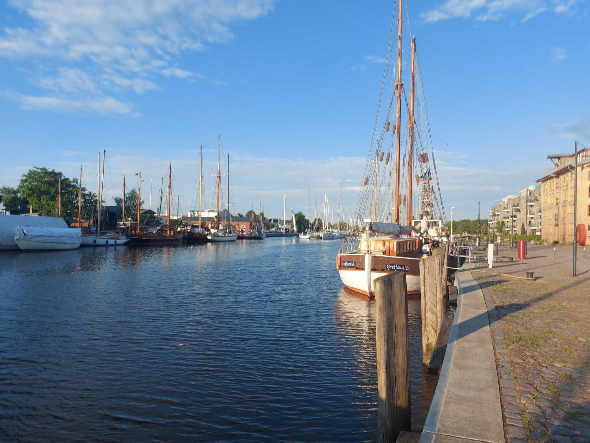 Hochwertige Ferienwohnung Direkt Am Wasser Mit Balkon Greifswald Eksteriør bilde